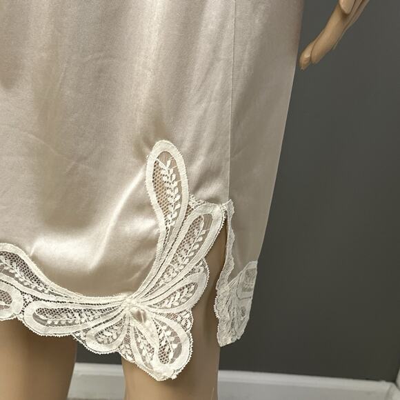 Vintage Vanity Fair Beige Nylon Antron III Half Slip Large Scalloped Scroll Lace - Picture 3 of 7